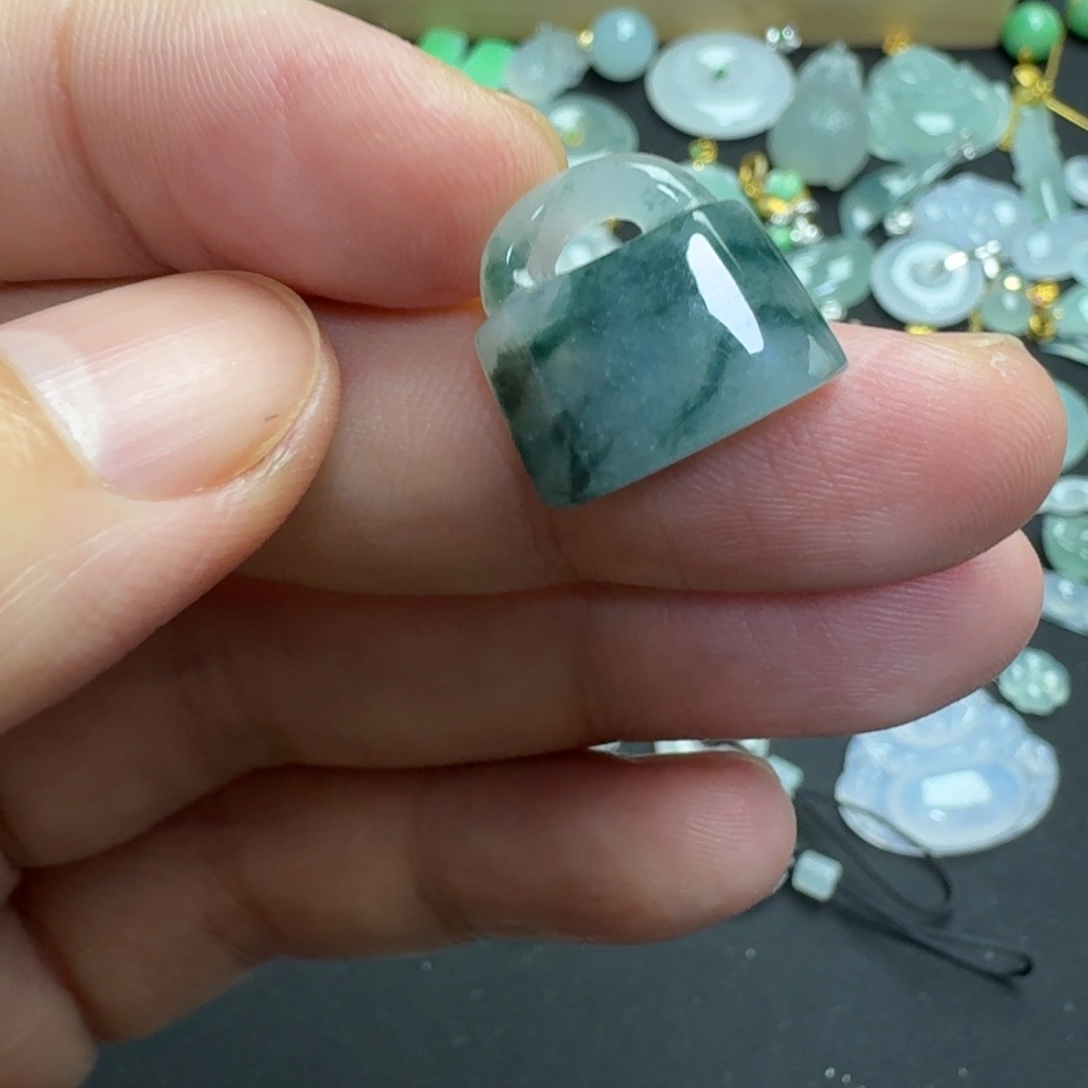 翡翠未镶嵌颈饰小锁