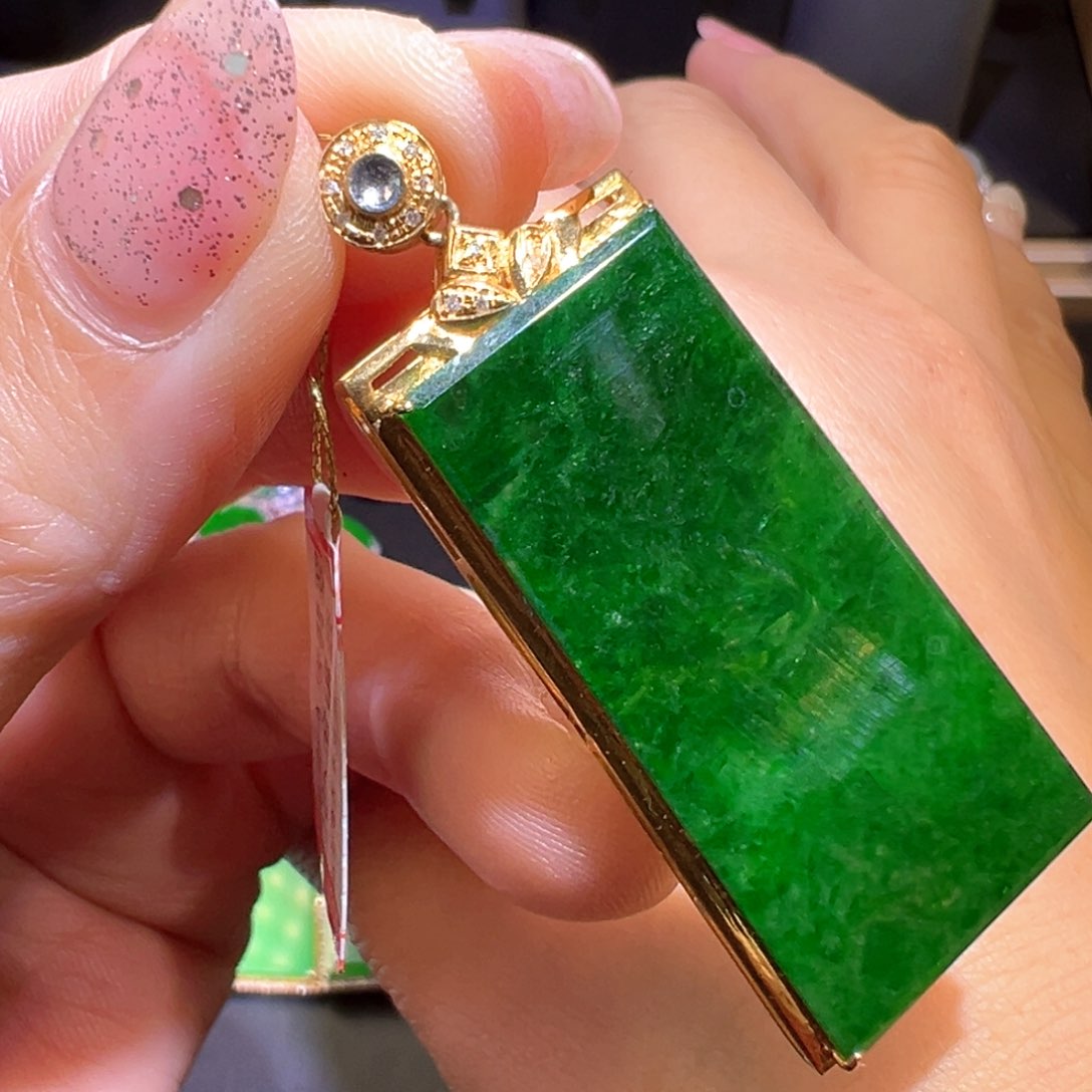 翡翠颈饰18K金镶嵌吊坠