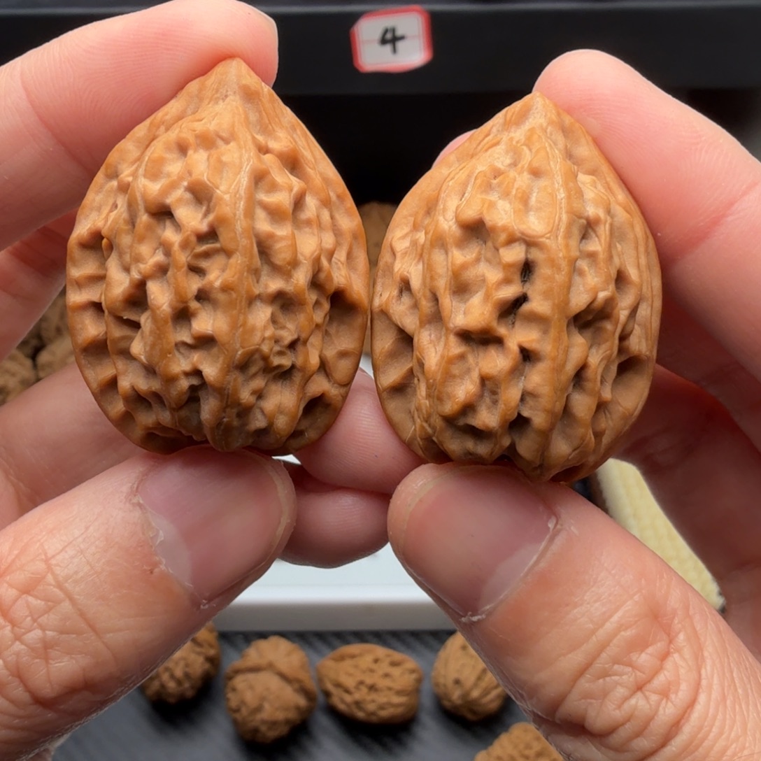 文玩核桃吊坠野生油蜡皮鸡心边30