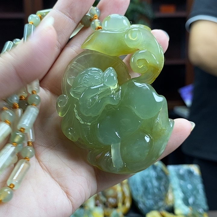 蛇纹石玉未镶嵌颈饰