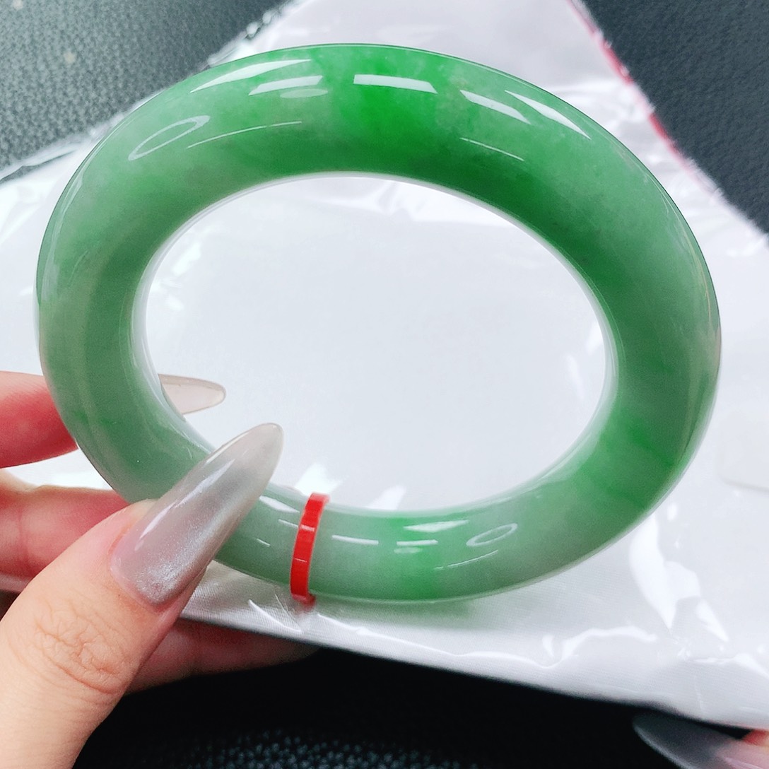 翡翠手镯未镶嵌踏**?59圈