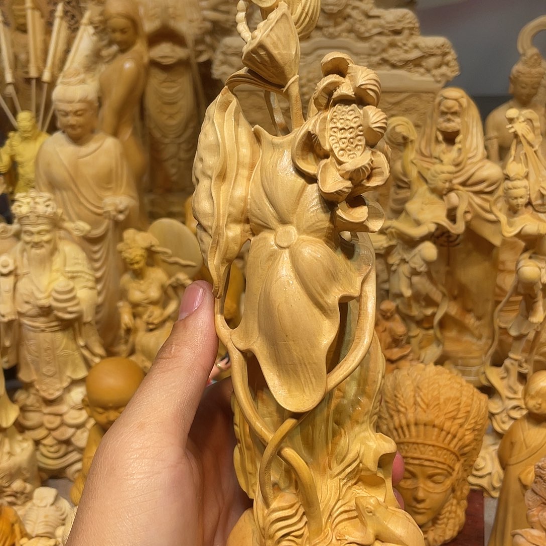 黄杨木瑕疵荷叶笔挂
