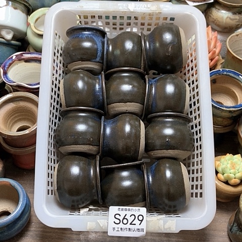 紫砂花盆629瑕疵品口径4厘米。