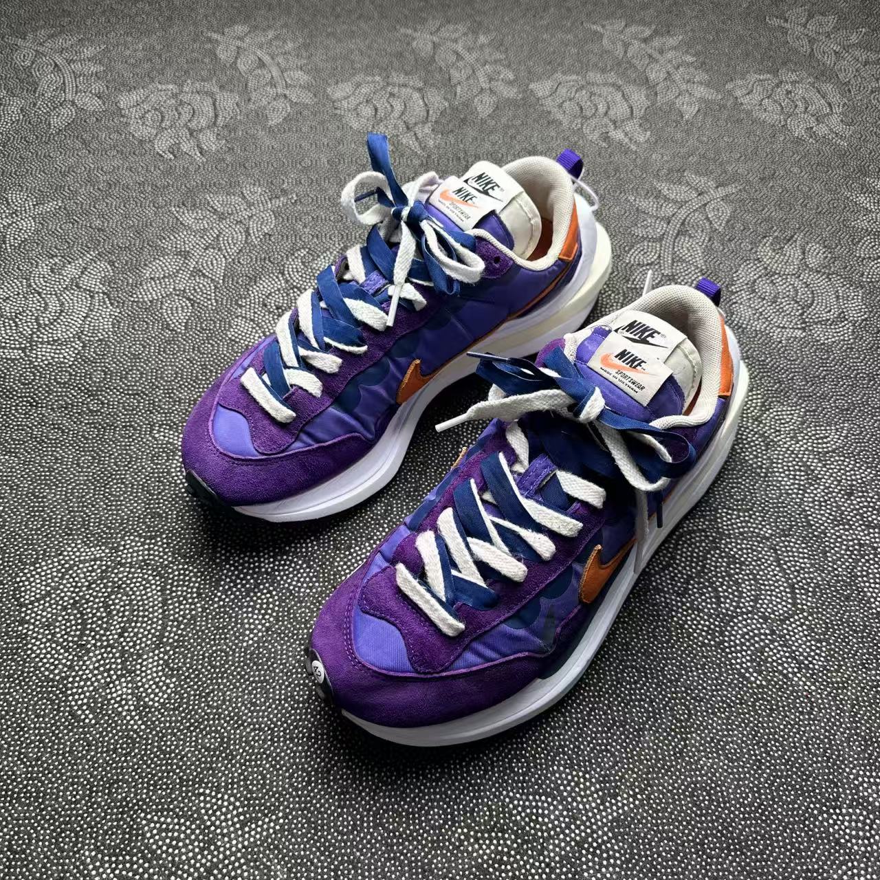 42码休闲鞋 Sacai x Nike 紫金配色 95新原盒
