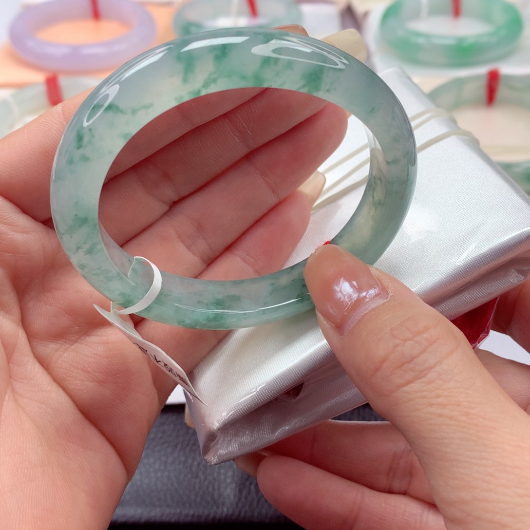 翡翠手镯（贵妃镯）未镶嵌54圈口 高冰种飘逸鲜艳明动飘蓝花