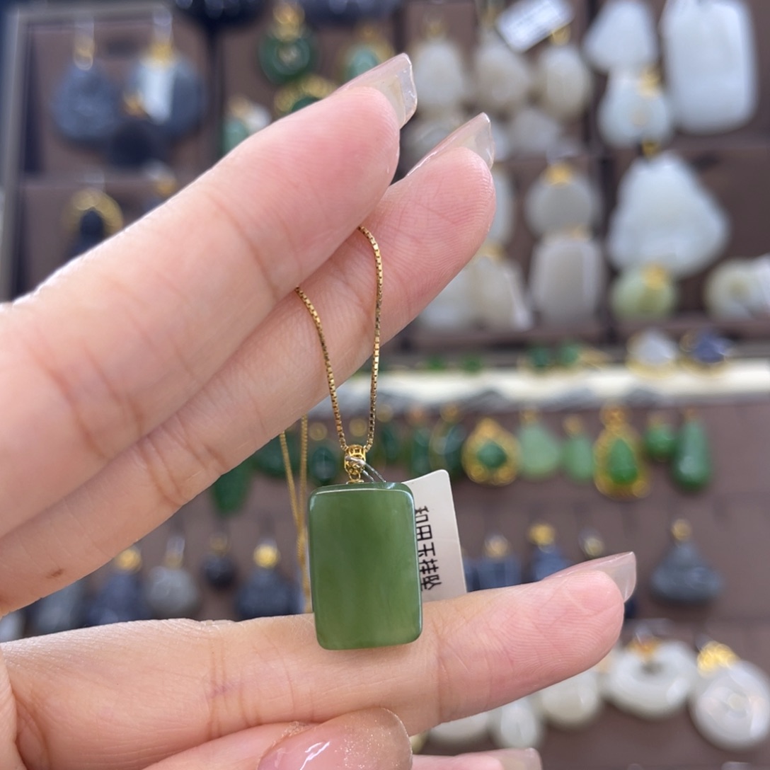 和田玉吊坠18K金镶嵌