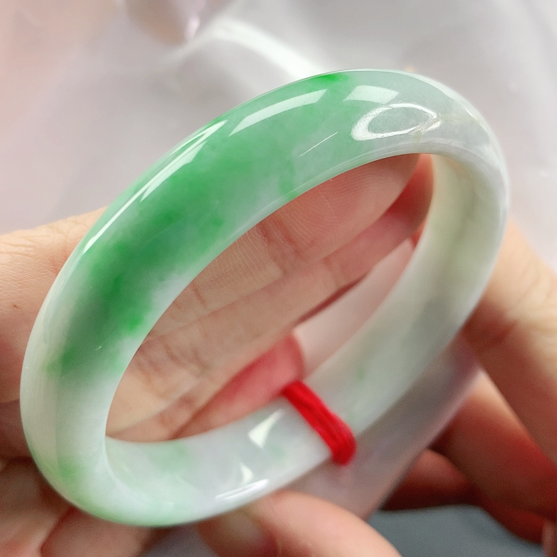 翡翠手镯未镶嵌霞*，