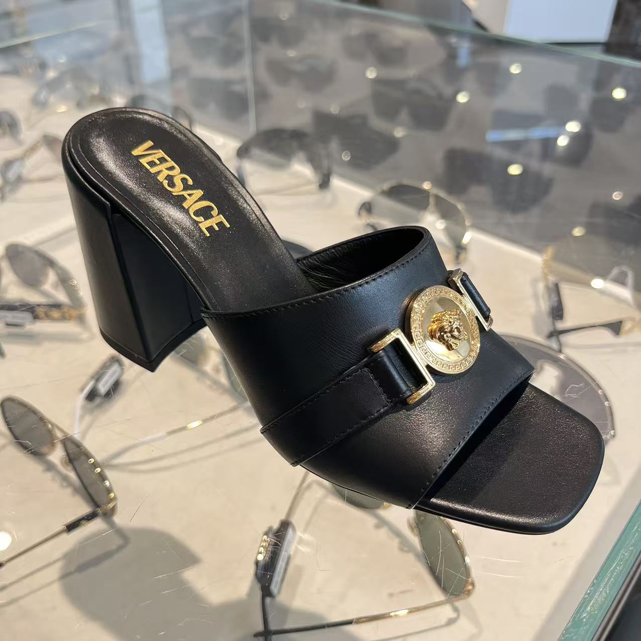 未使用 VERSACE/范思哲 女鞋黑色美杜莎金扣粗高跟凉拖凉鞋高跟鞋