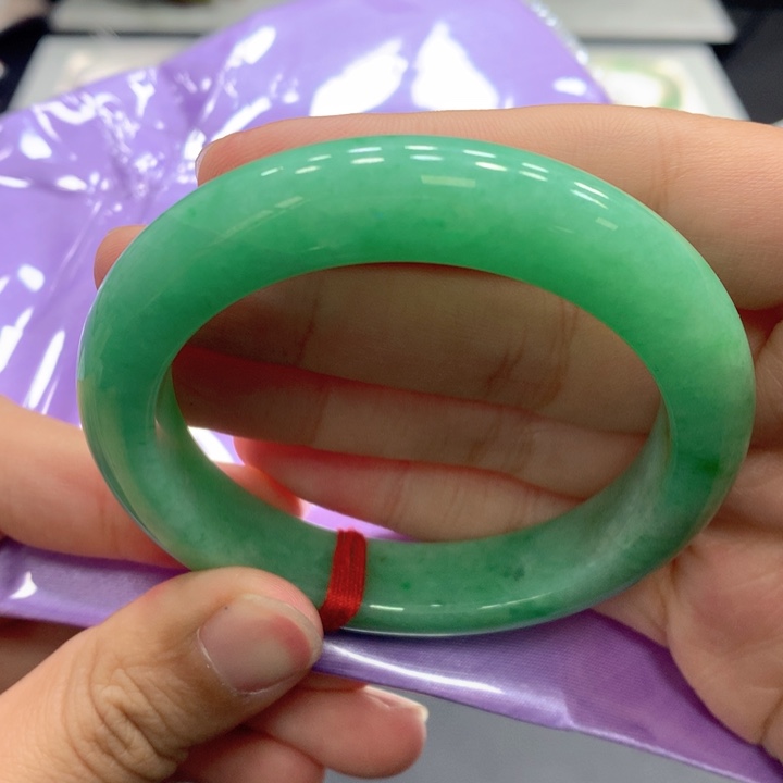 翡翠手镯未镶嵌翡翠