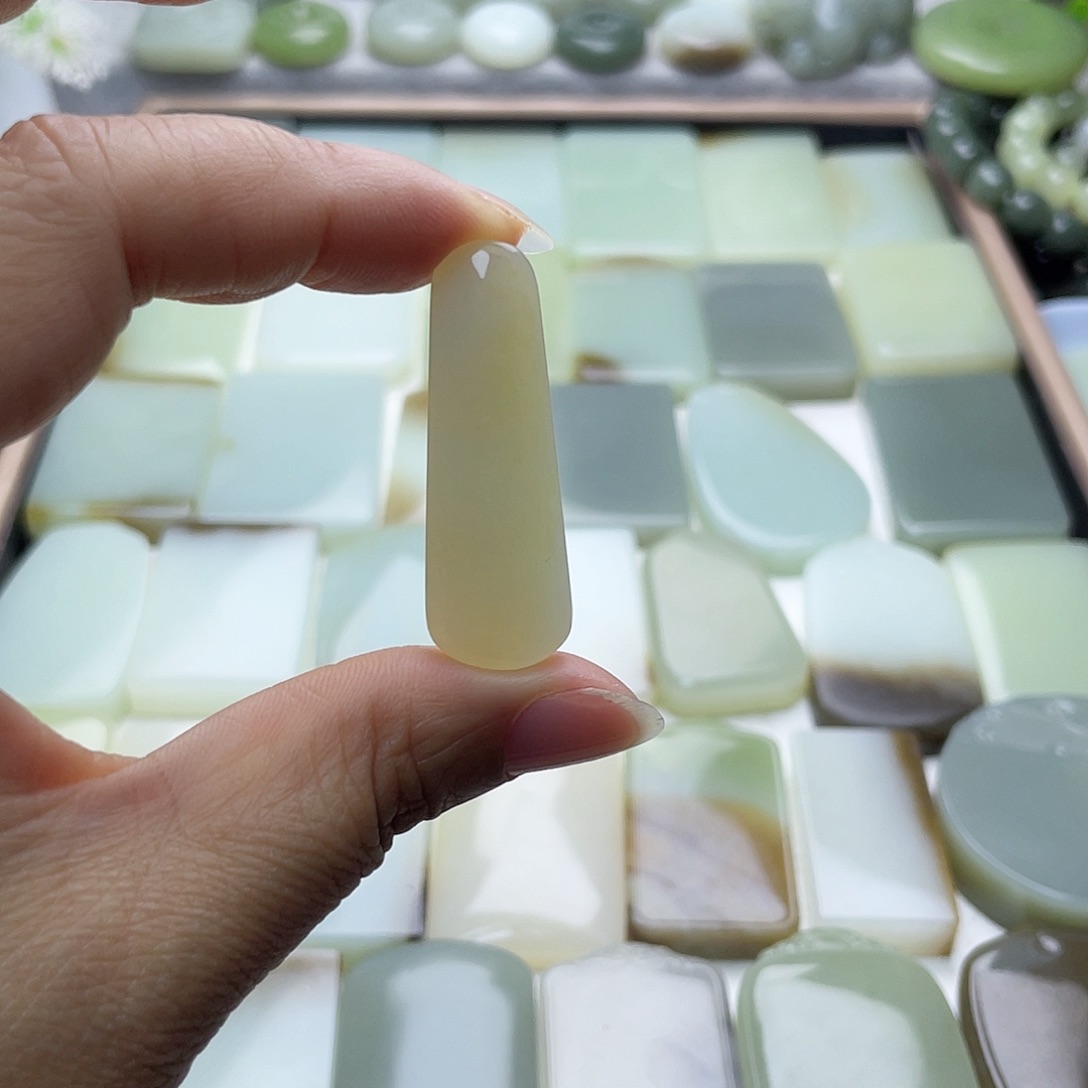 颈饰未镶嵌和田玉（糖玉）哼**唧