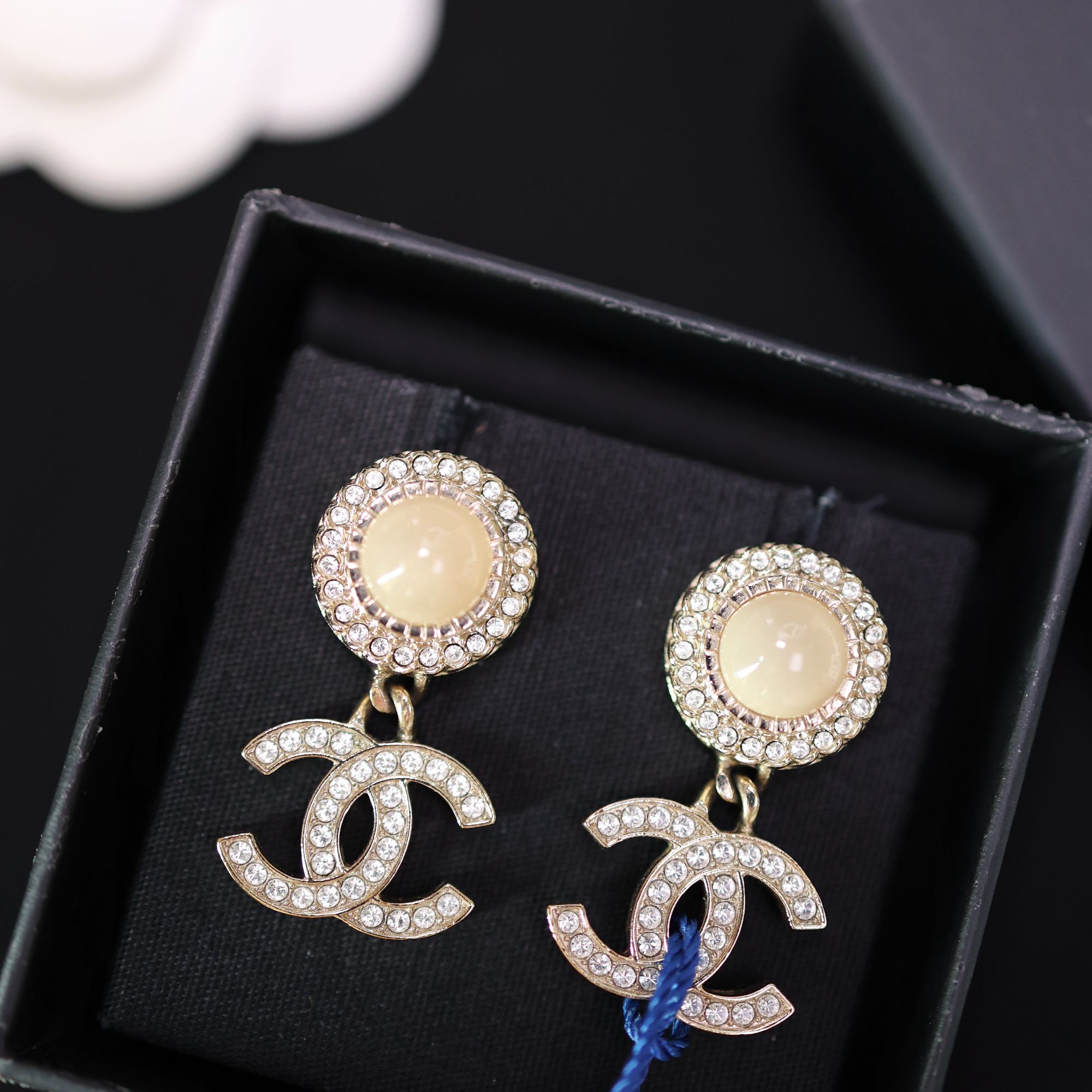 未使用 Chanel/香奈儿 金色太阳花珍珠镶钻双C吊坠耳环 06416