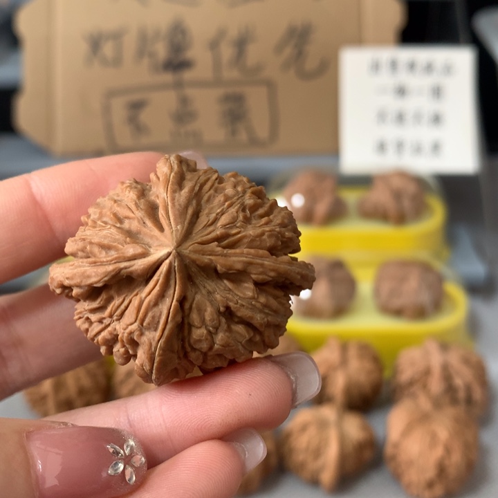 冰***铁文玩核桃吊坠异形单只，有瑕疵
