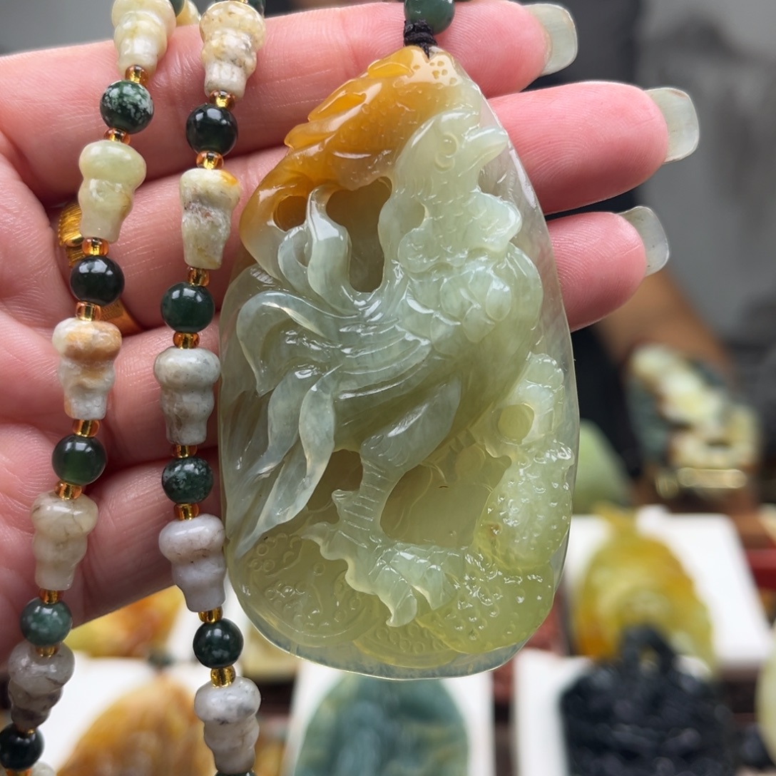 岫玉未镶嵌颈饰挂件