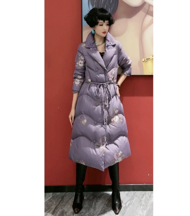 72758 时尚设计师轻奢百搭刺绣女士显瘦保暖冬季绒服