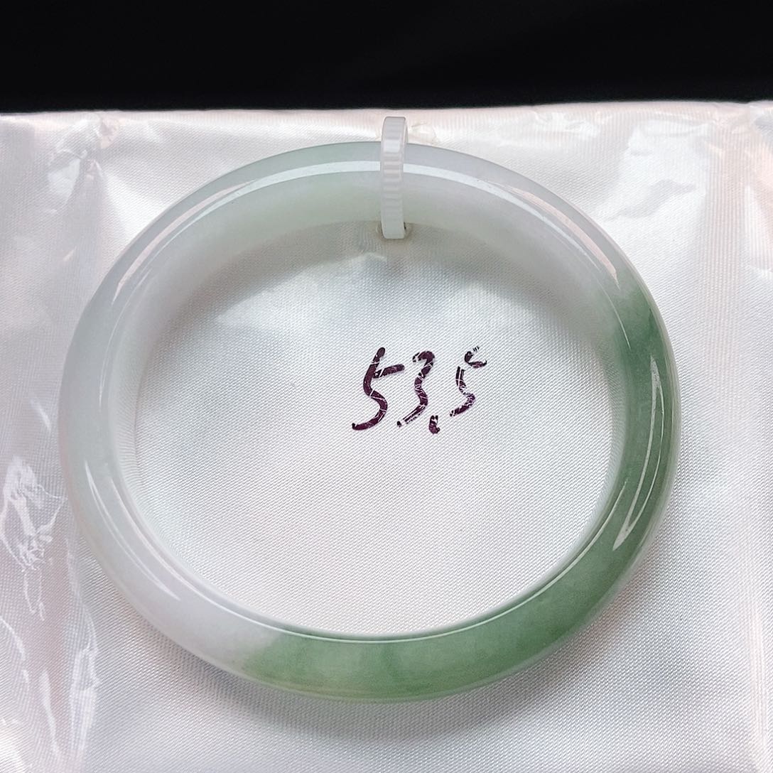 翡翠手镯未镶嵌半山水贵妃