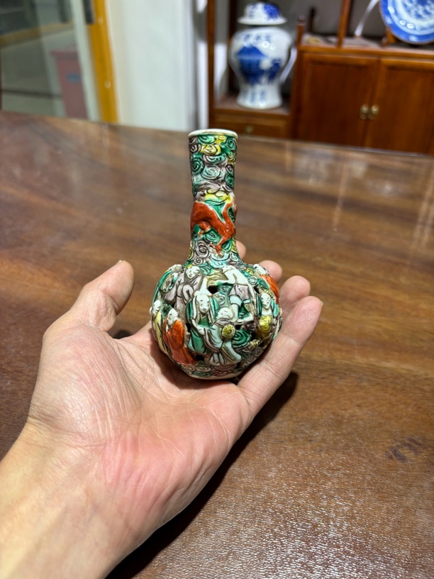 十八罗汉五彩镂空天球瓶