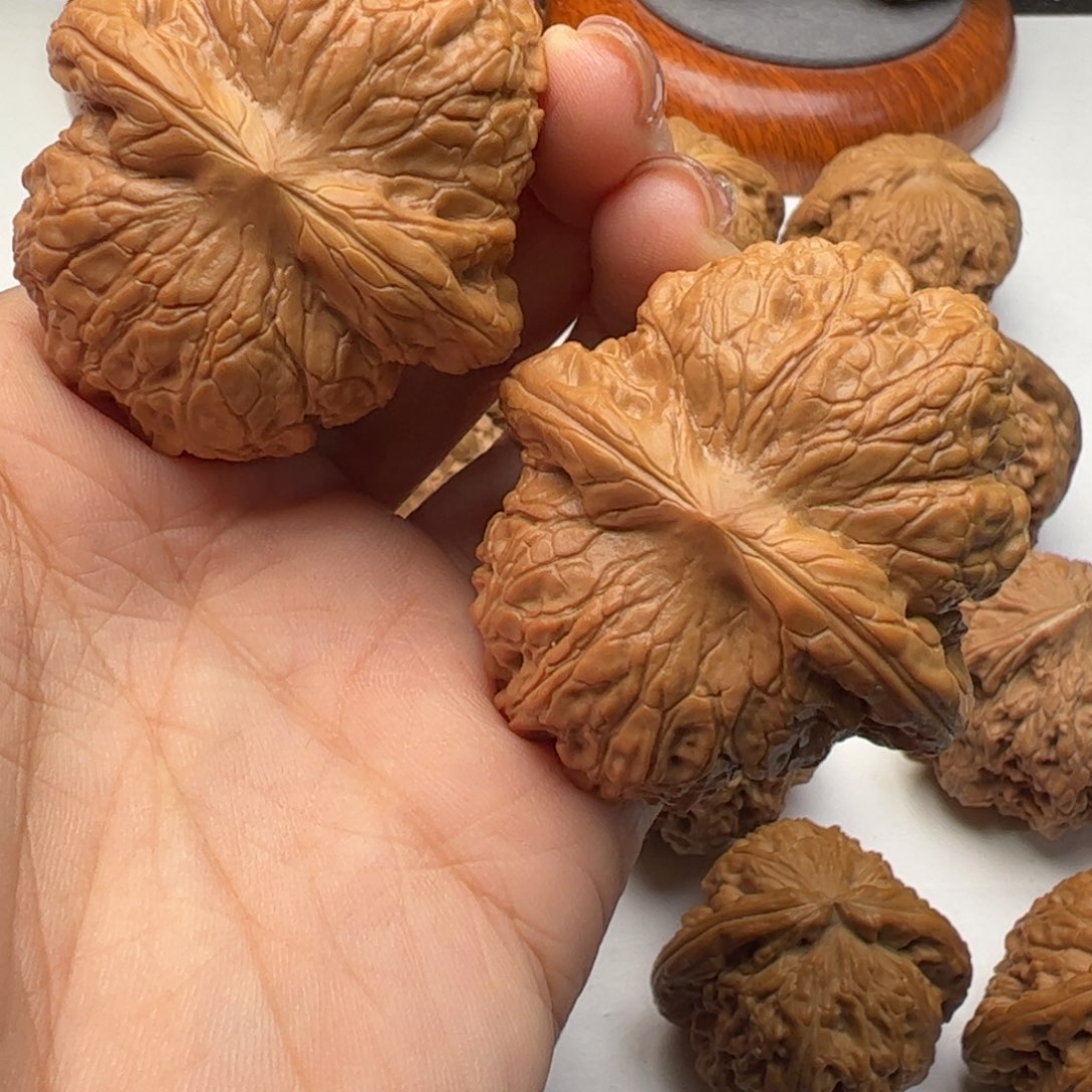 文玩核桃吊坠血麒麟45