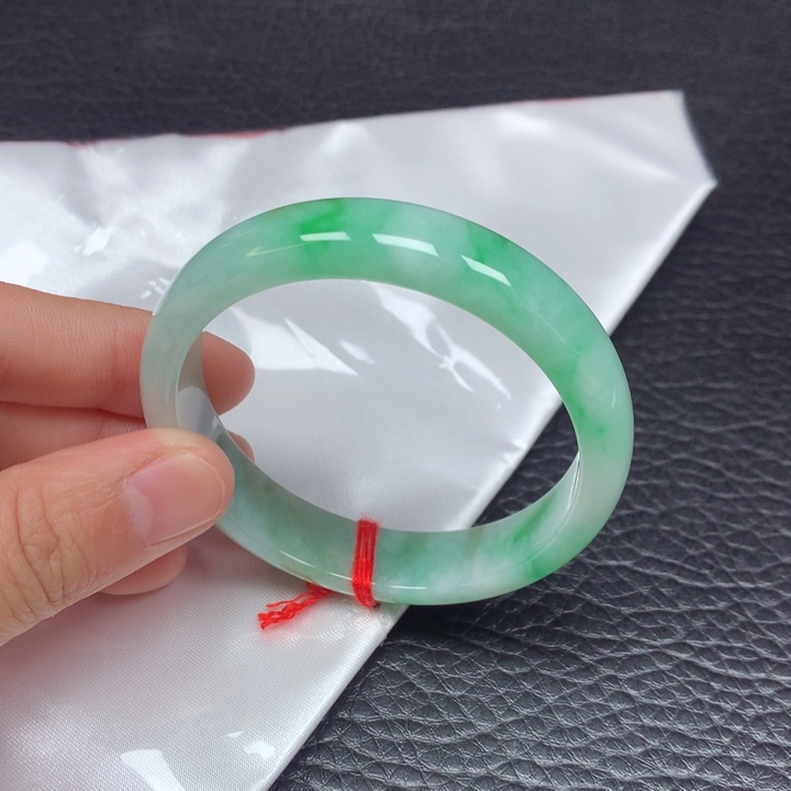 翡翠手镯未镶嵌。