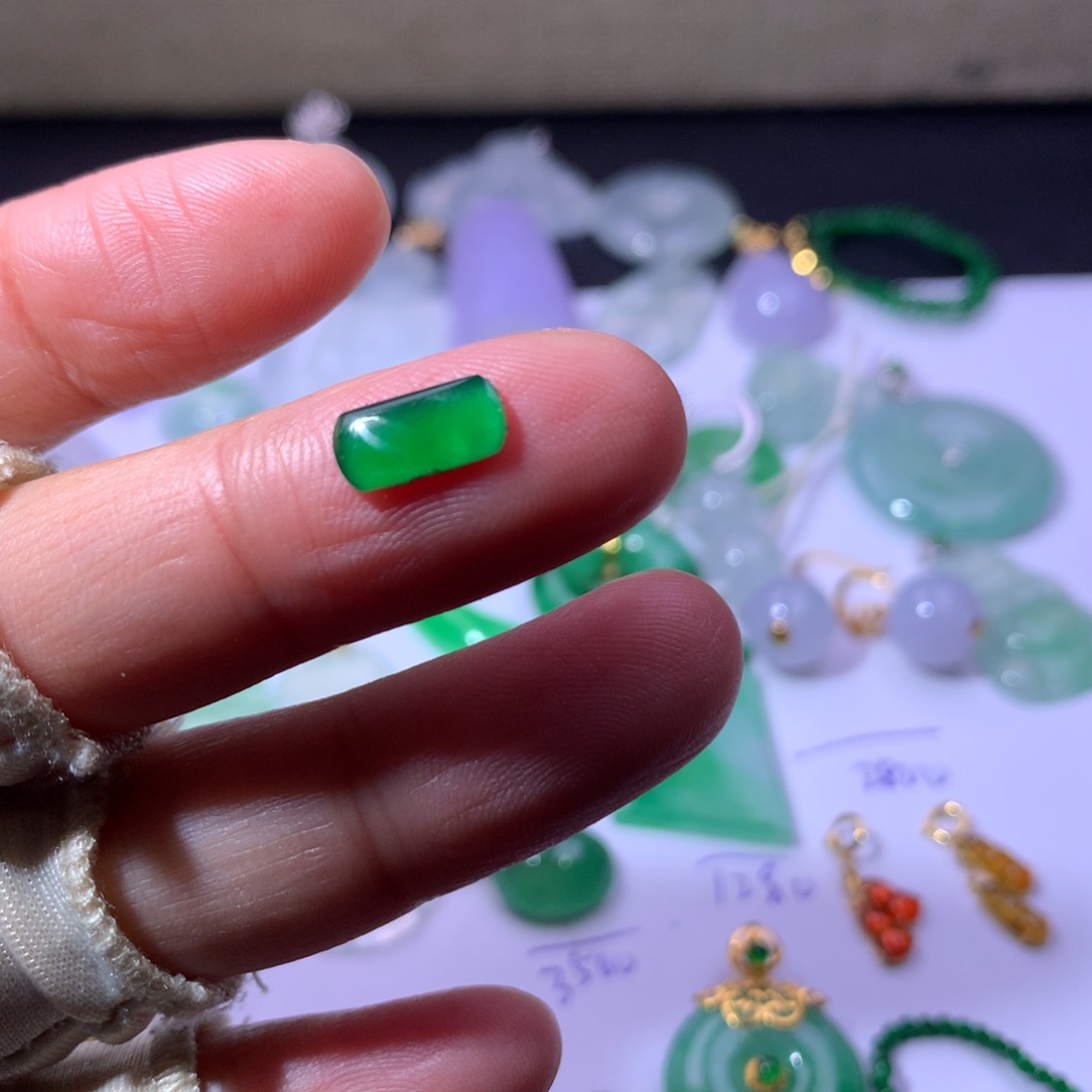 李***宝翡翠未镶嵌耳饰马鞍