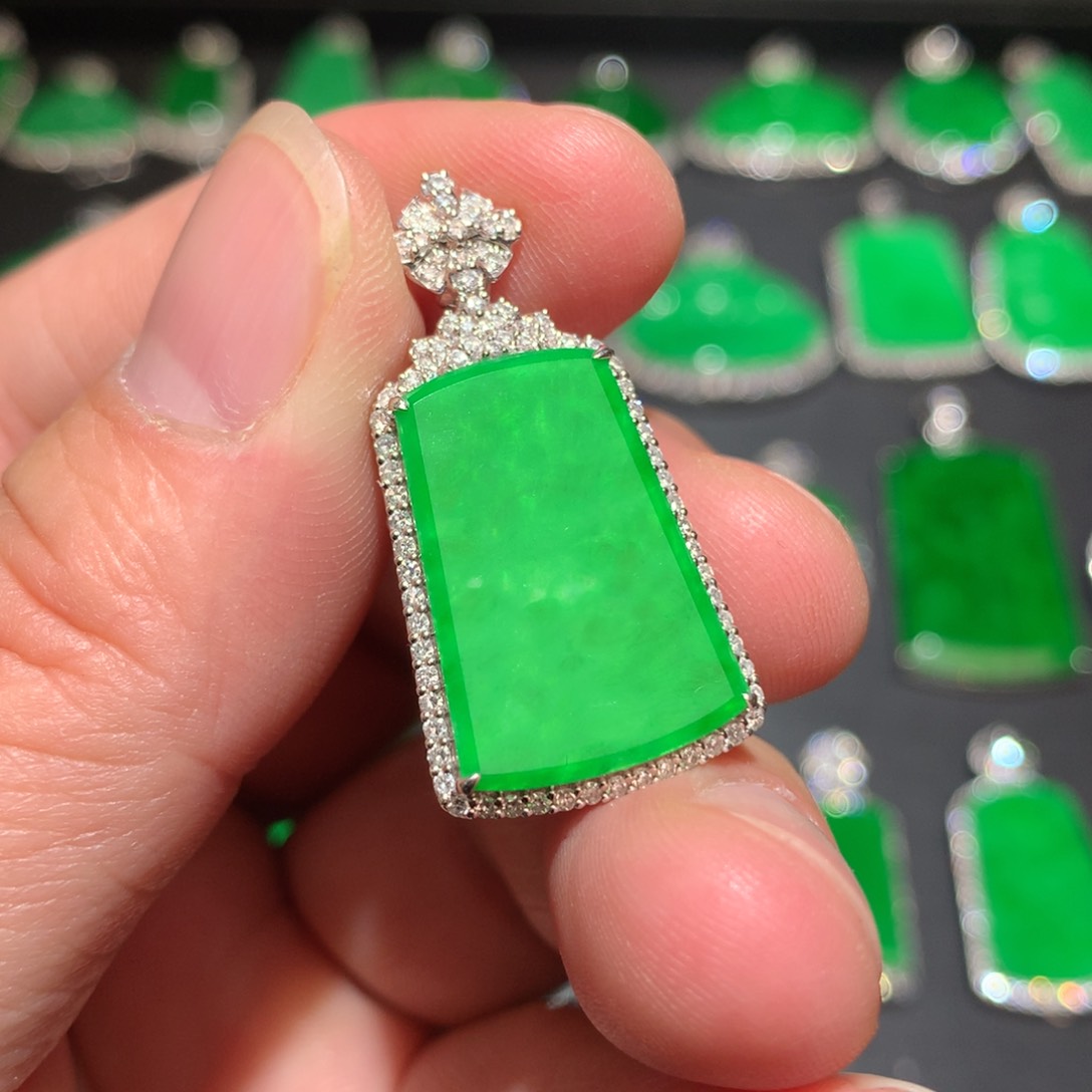 翡翠颈饰18K金镶嵌翡翠