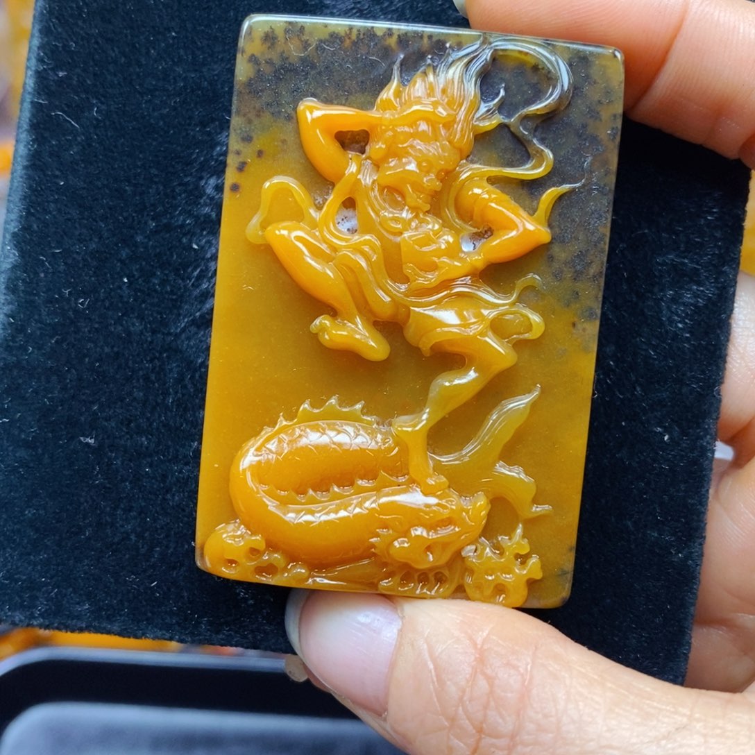 未镶嵌石英质玉（黄龙玉）颈饰