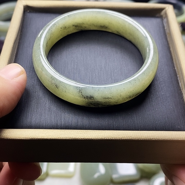 和田玉未镶嵌手镯