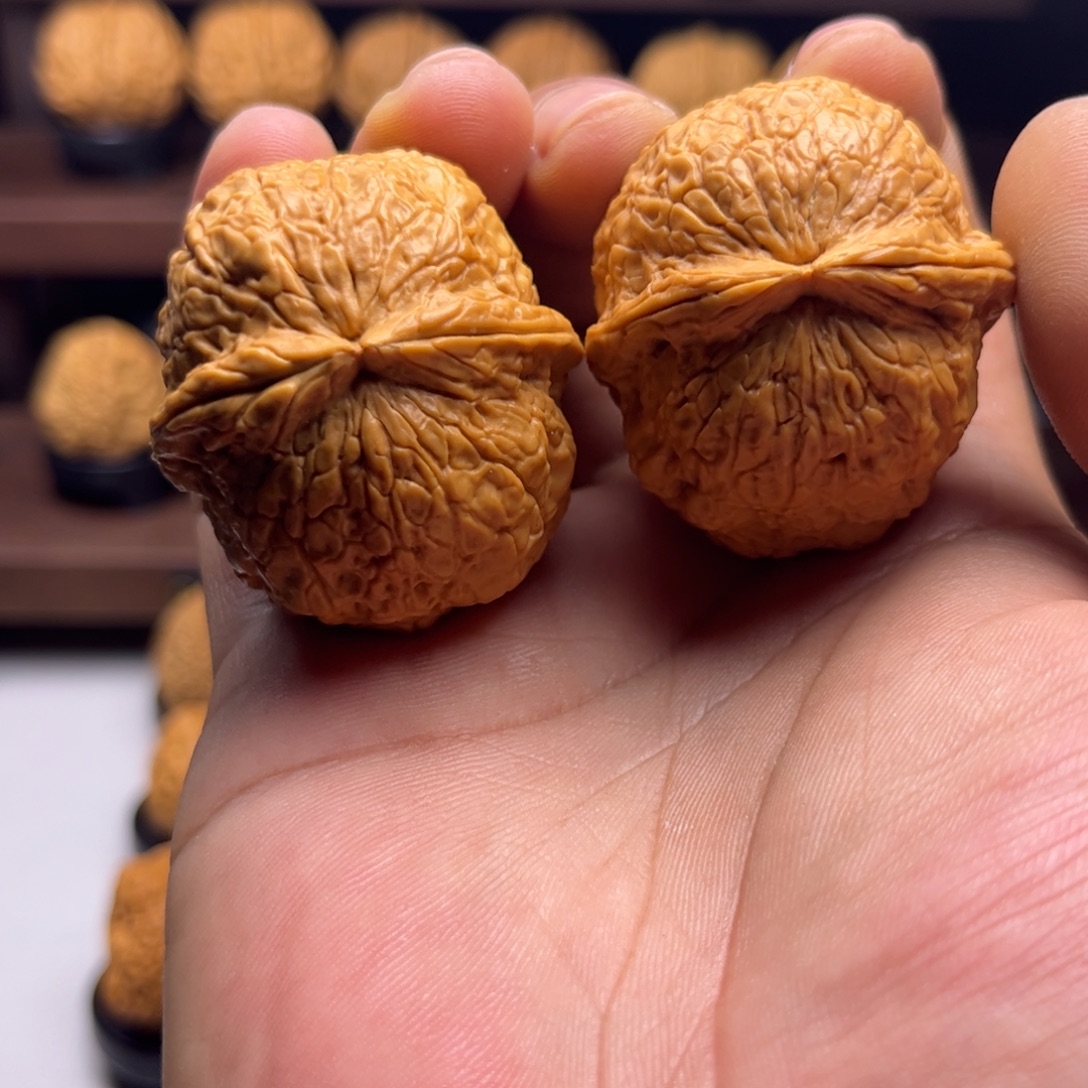 文玩核桃把件金丝绣球