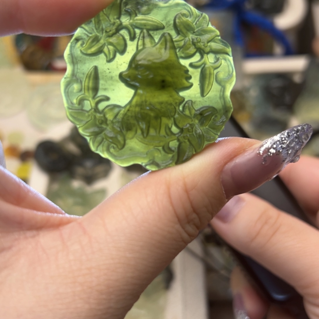 蛇纹石玉颈饰合金