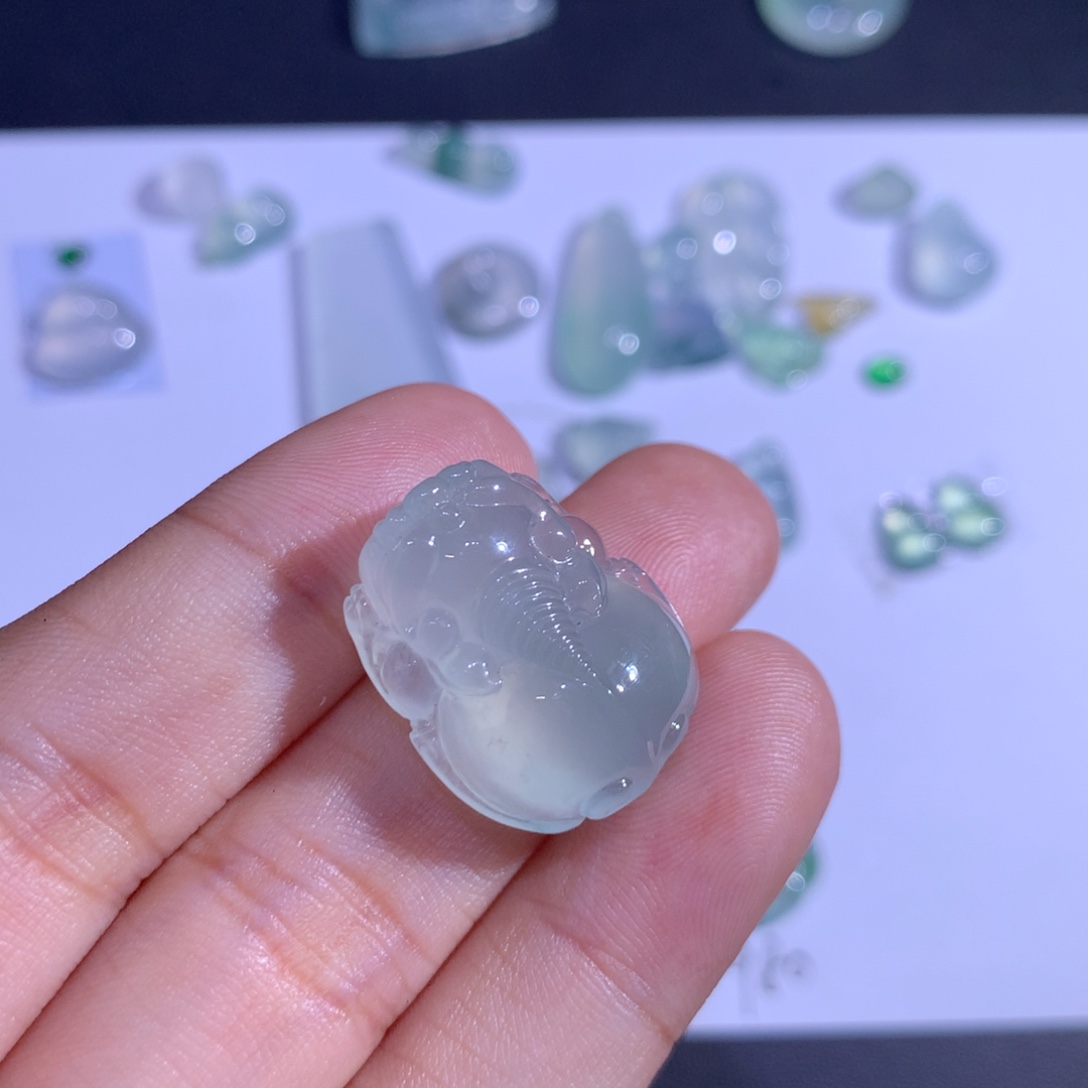 翡翠未镶嵌颈饰貔貅