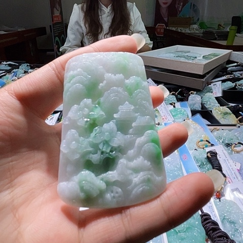 翡翠未镶嵌颈饰一个