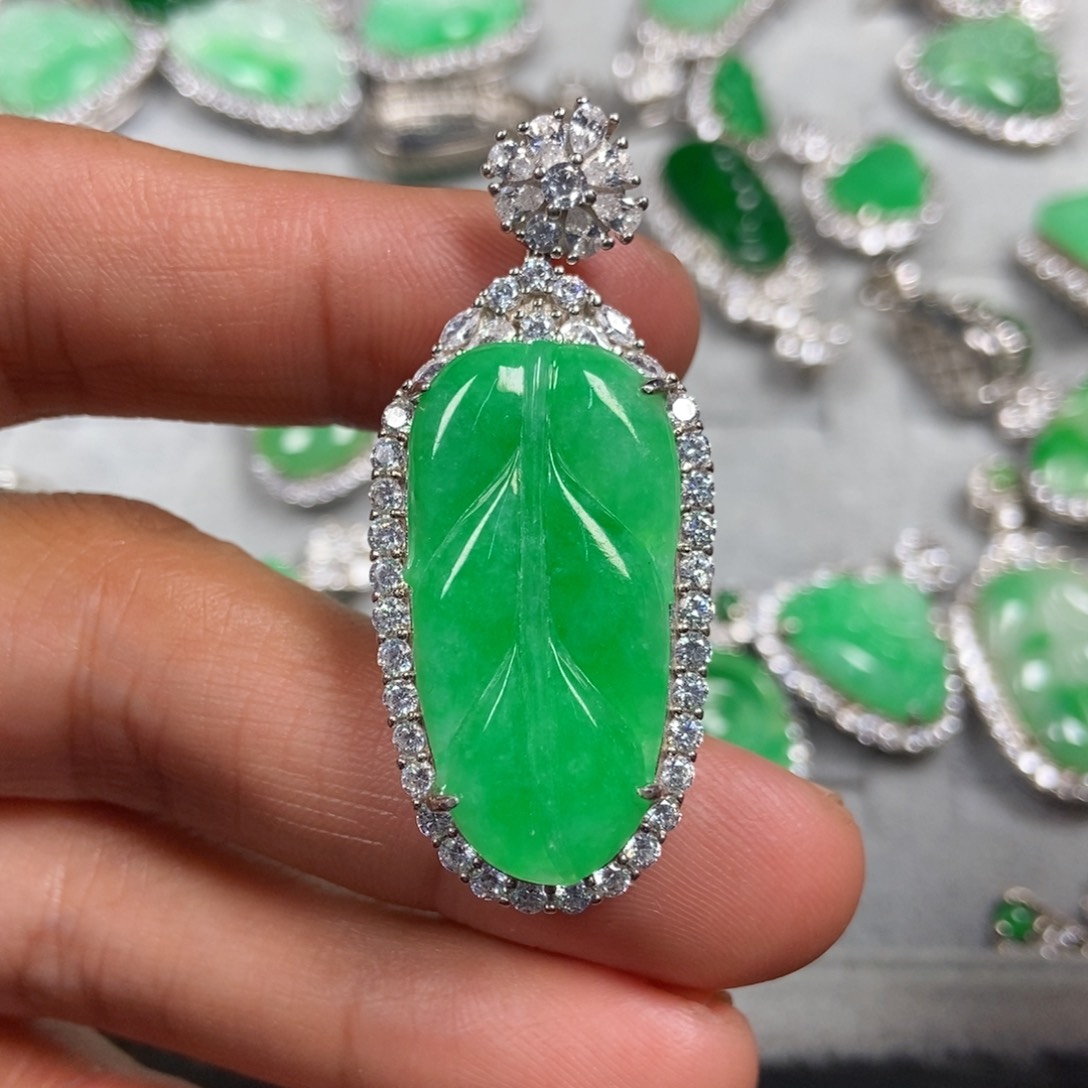 翡翠颈饰未镶嵌叶子