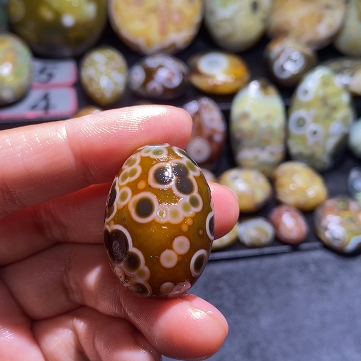 玛瑙/玉髓未镶嵌珠宝半成品150