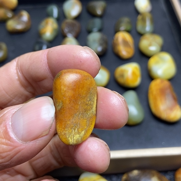 何***慧和田玉（糖玉）未镶嵌珠宝奇石