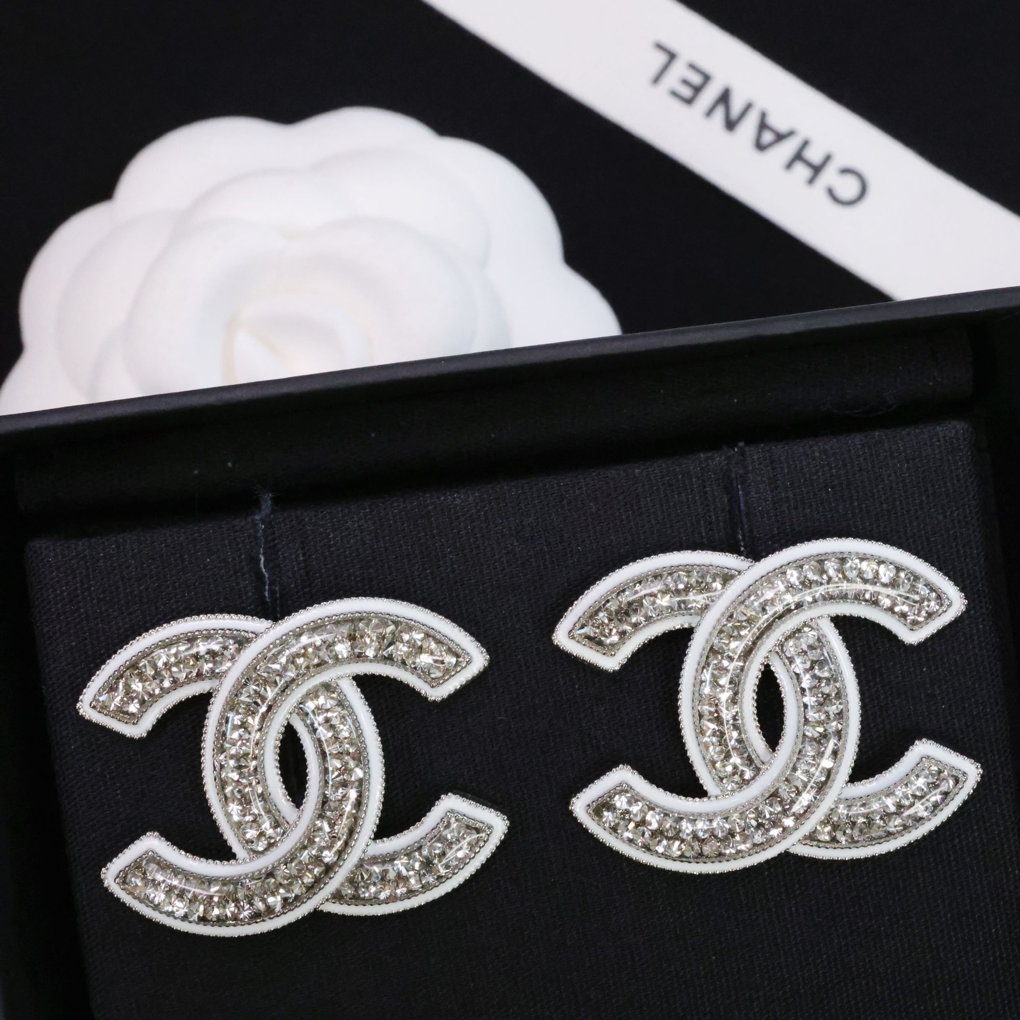 全新未使用 Chanel/香奈儿 25c银色满钻白珐琅大号双C耳钉 06123