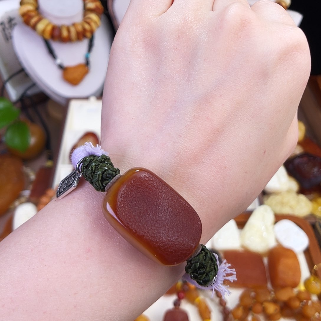 琥珀珠宝奇石未镶嵌。