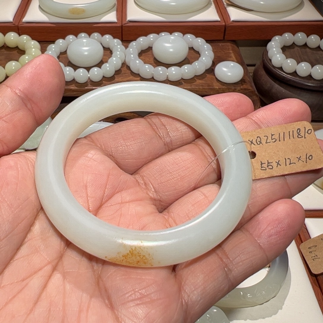 止***水和田玉未镶嵌手镯