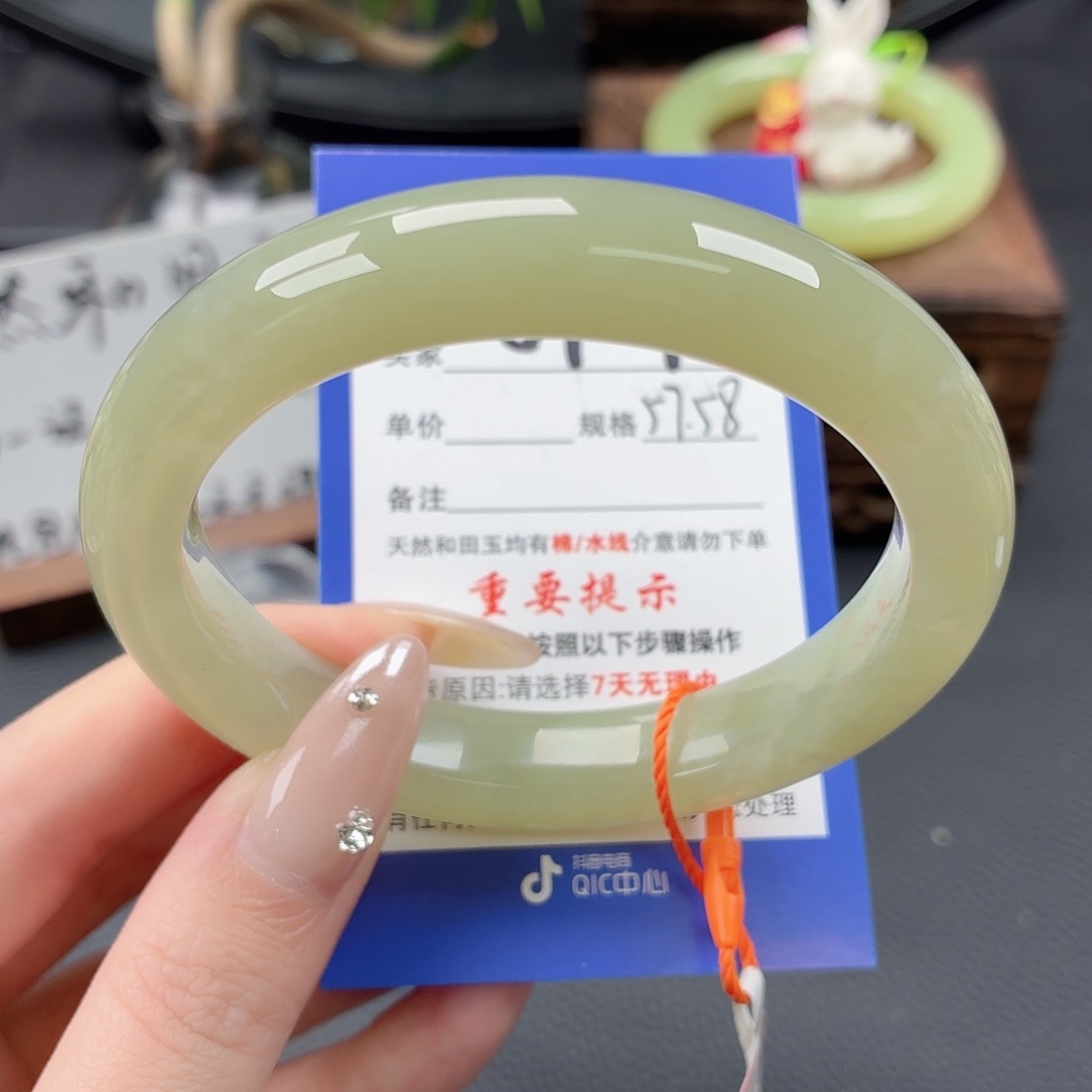 和田玉未镶嵌手镯