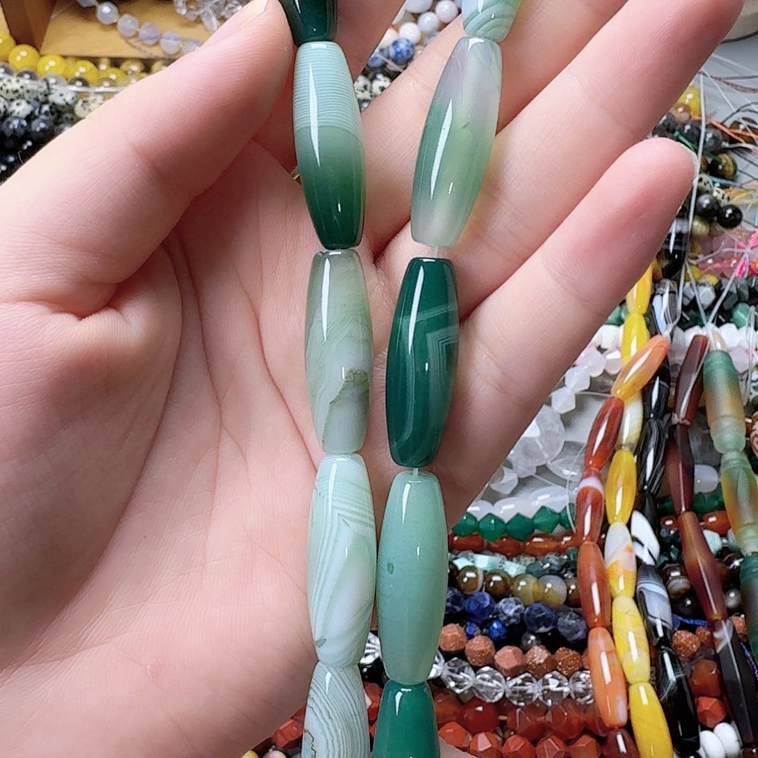 未镶嵌玛瑙/玉髓珠宝半成品绿玛桶珠一条