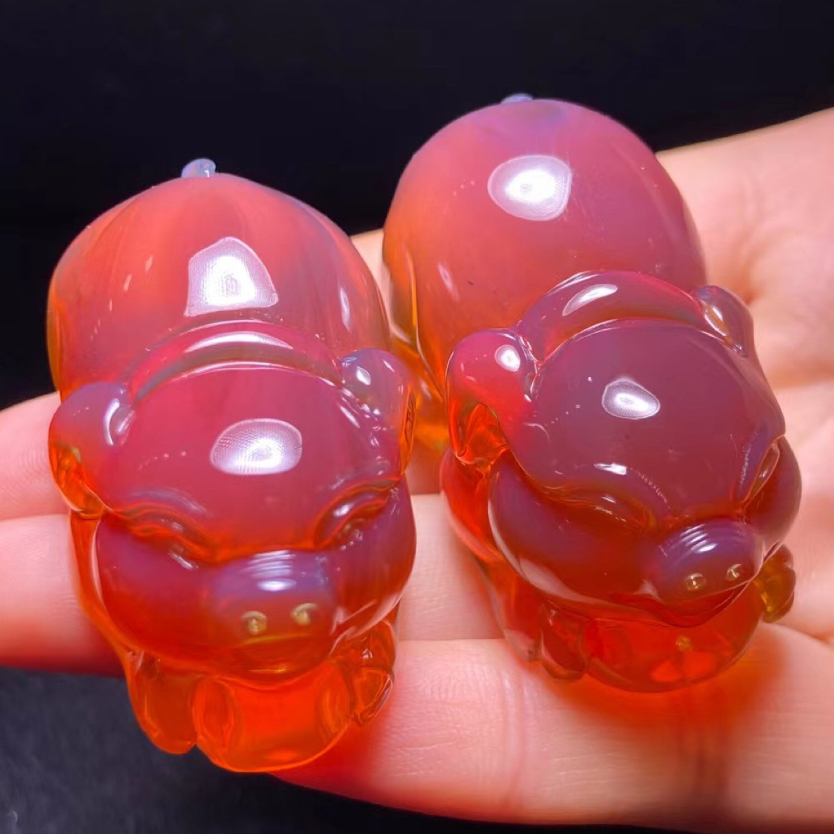 缅珀棕蜜雕福猪一对，憨态可掬，珀体净透细腻红润，总37.6克zj
