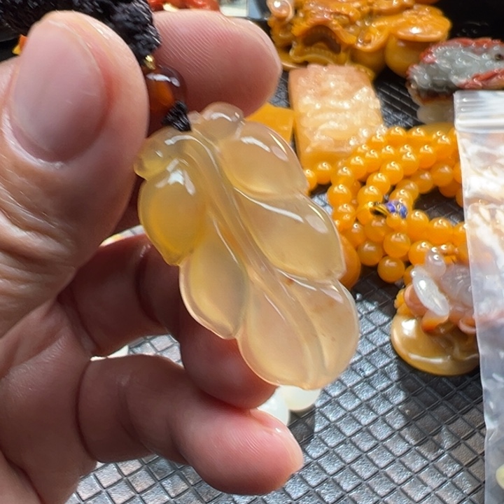 石英质玉（黄龙玉）颈饰未镶嵌