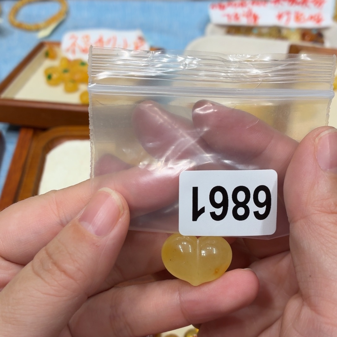 毅***平琥珀未镶嵌珠宝奇石