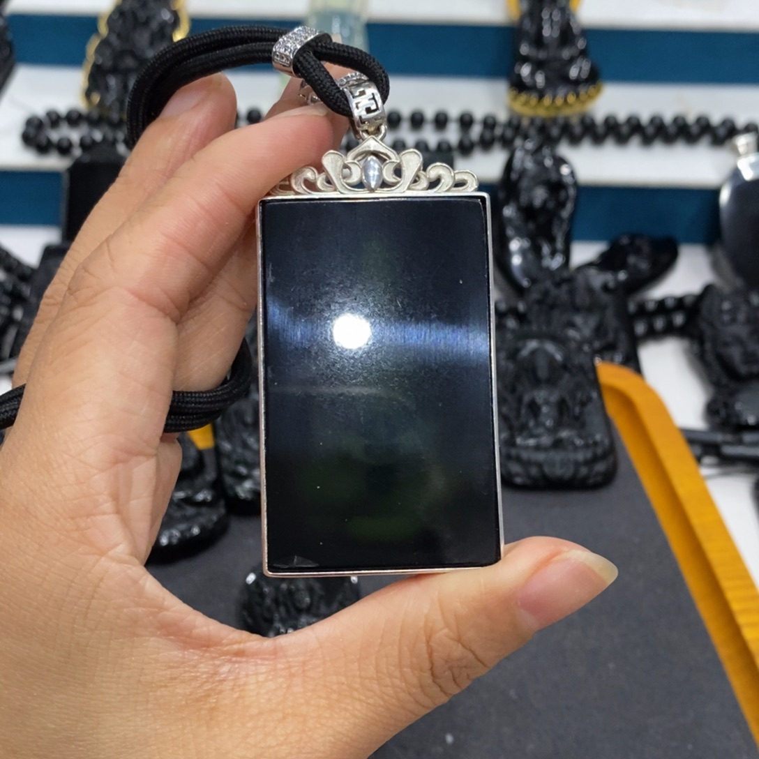 朋***圈蛇纹石玉银S925镶嵌吊坠