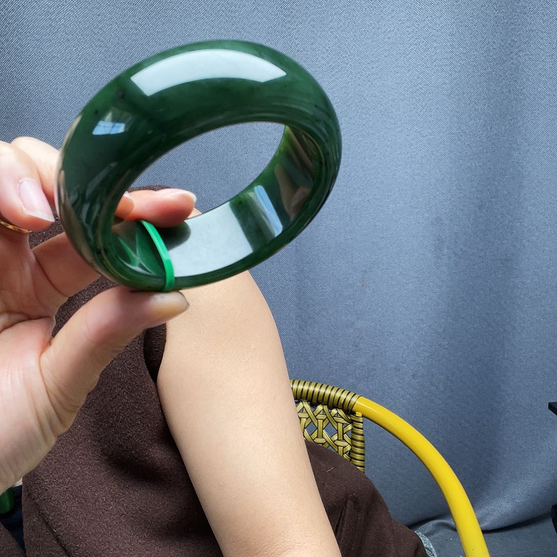 越***好和田玉未镶嵌手镯