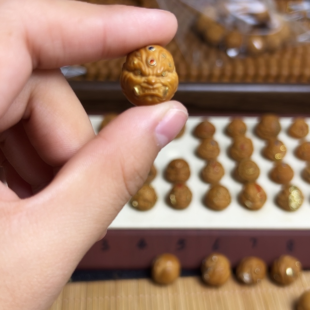 辣***酱猴头核桃吊坠镶嵌单颗九目獠牙恶僧