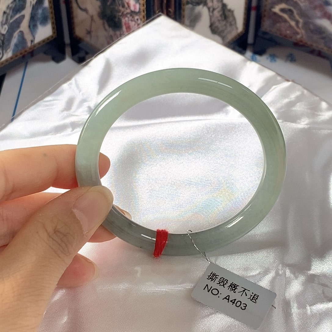 翡翠未镶嵌手镯（圆镯）54.5