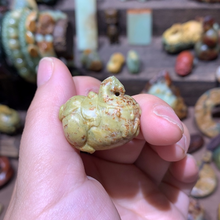 未镶嵌岫岩河磨玉（透闪石质玉）把件