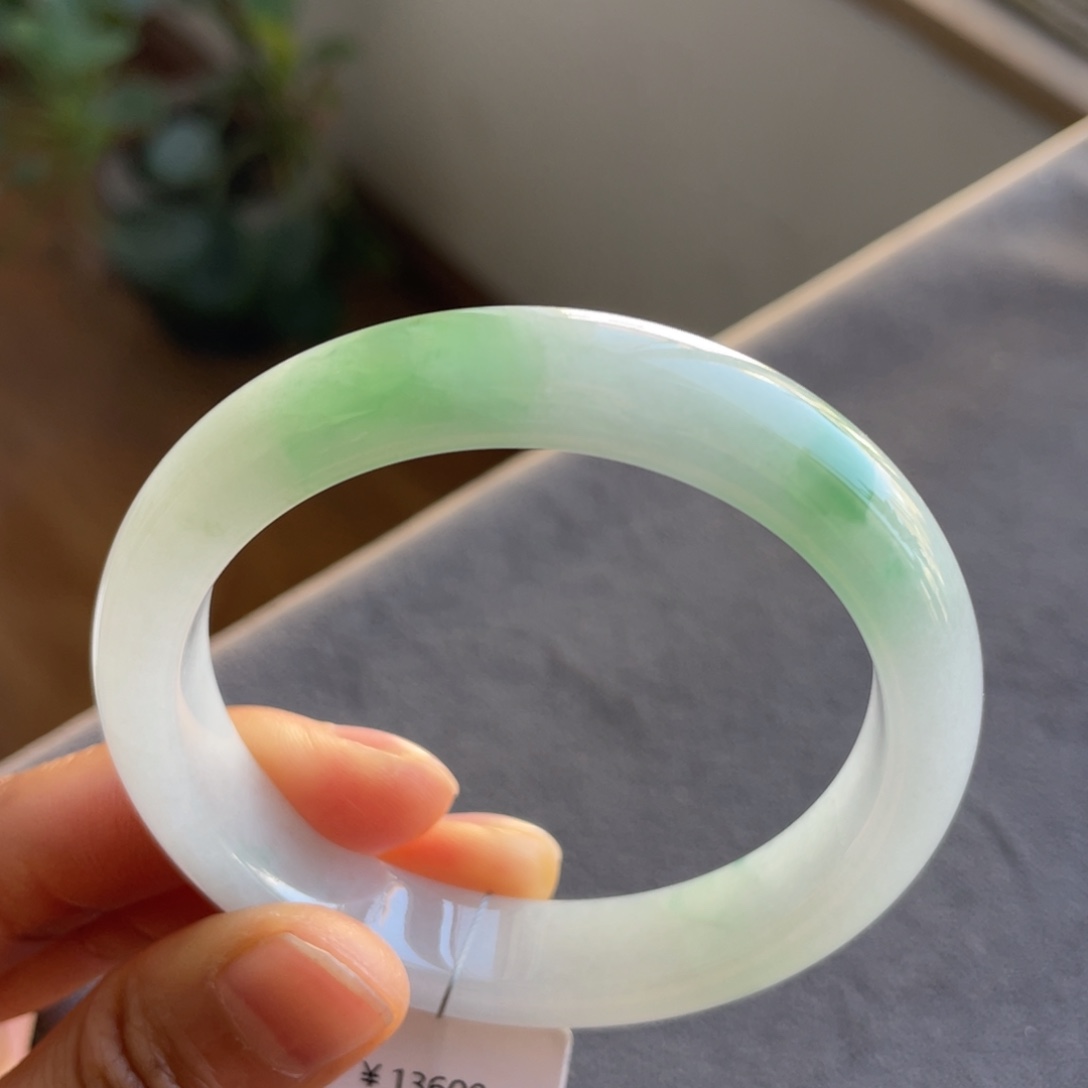 翡翠未镶嵌手镯白底飘绿