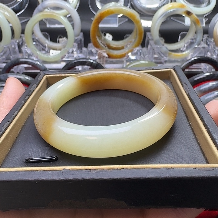 和田玉未镶嵌手镯