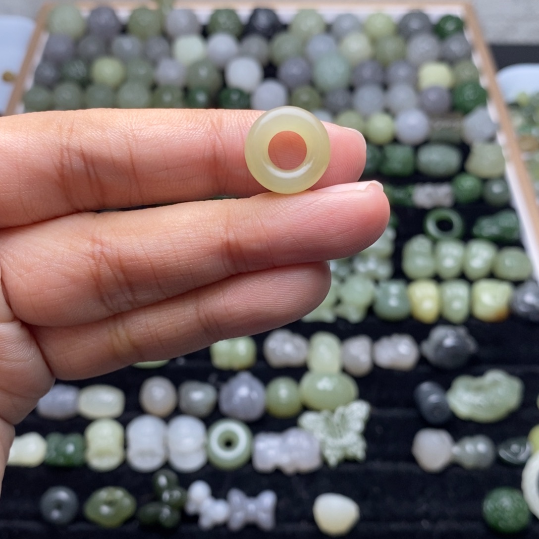 上***尚和田玉未镶嵌颈饰