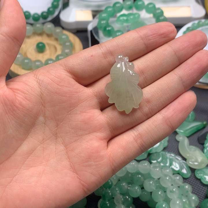 石英质玉颈饰未镶嵌小金鱼